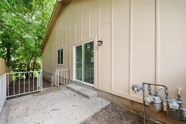 Building Photo - 1800 Nicole Cir