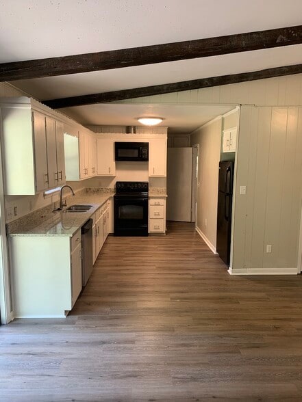Kitchen! - 1903 Ginnett Rd