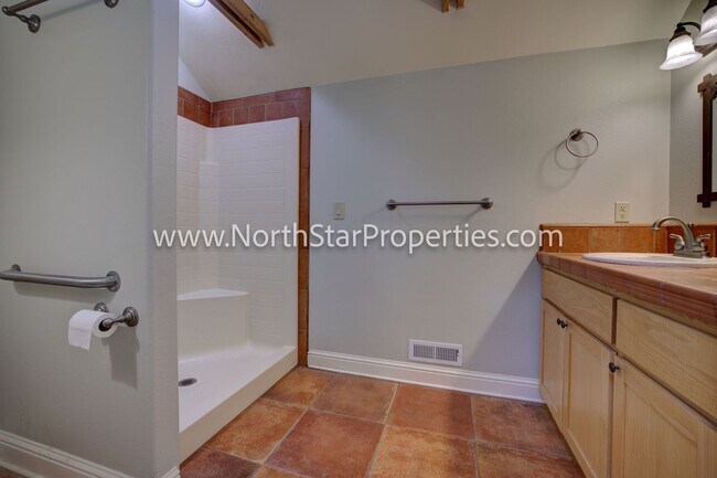 Building Photo - Spacious Five Bed Home in NW Bend