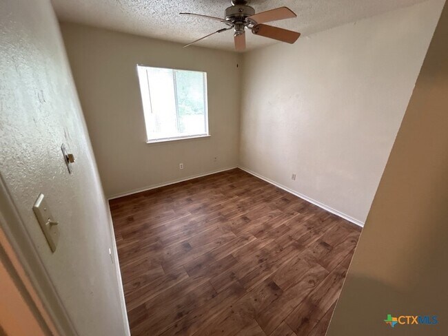 Building Photo - 2108 Carousel Dr