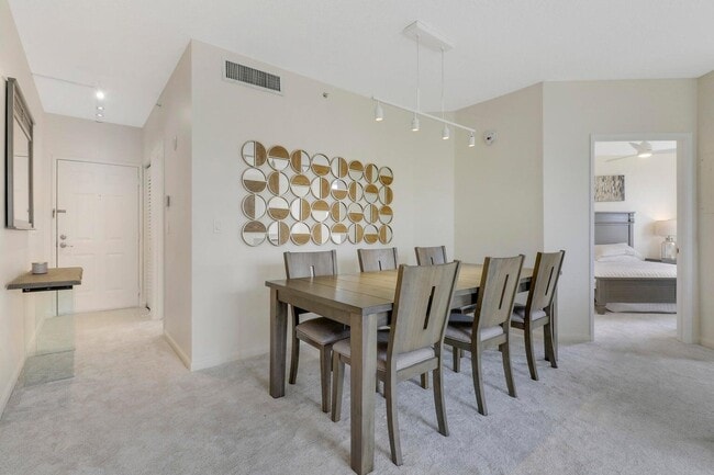 Building Photo - 630 S Sapodilla Ave