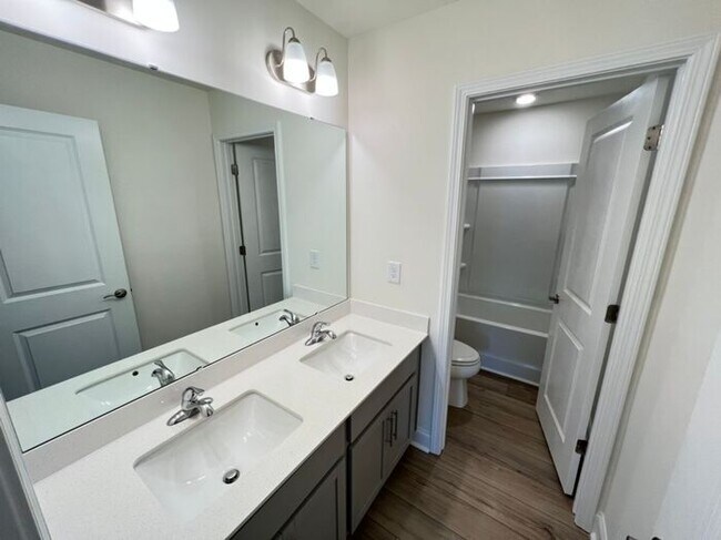 Building Photo - LIKE NEW 4 Bedroom Home w/ Ground Floor Be...