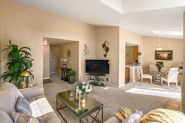 Building Photo - Beautiful Top Floor 2 Bed 2 Bath Condo in Factoria