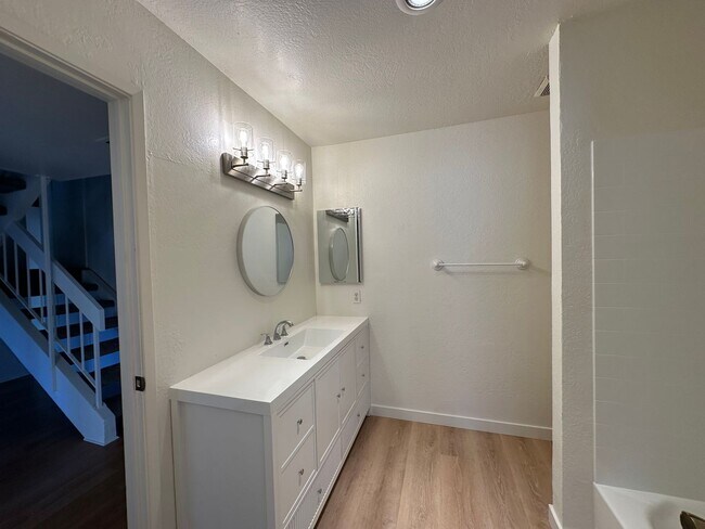 Building Photo - San Antonio HOA 3 bdrm 2 bath townhome