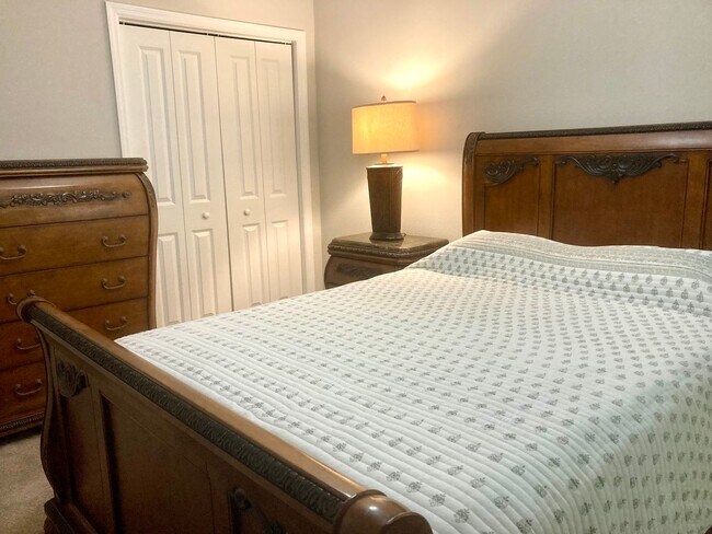 Building Photo - Furnished condo with dock!