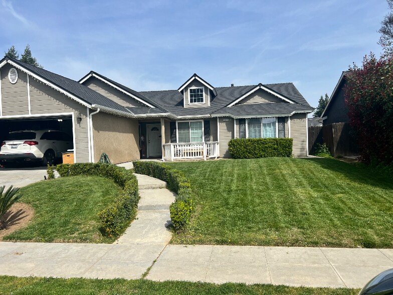 Primary Photo - 5886 W Menlo Ave