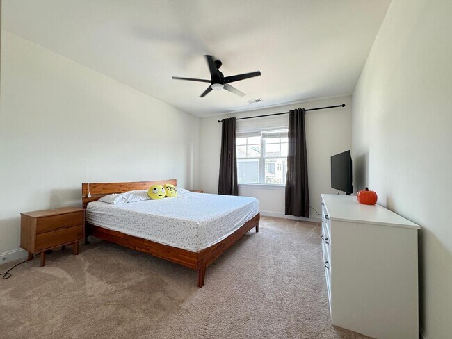 Building Photo - Spacious Luxury 3 Bedroom Townhome for Rent - Great Amenities