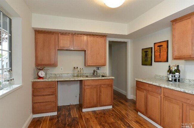 Building Photo - Beautiful 2 Bedrooms Plus Office, 3 Bathro...