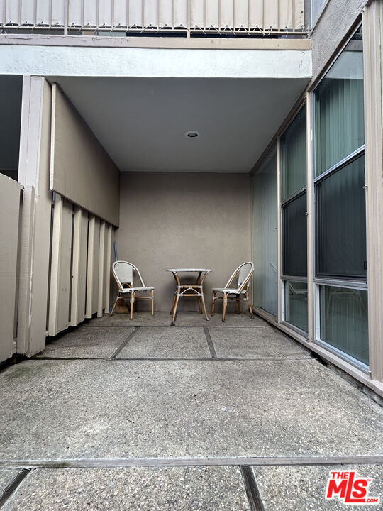 Building Photo - 833 Moraga Dr