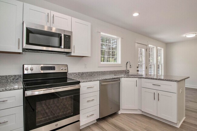 Building Photo - Lux Three Bedroom Townhouse in Sherrills Ford