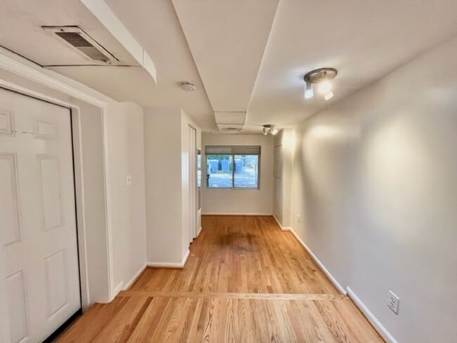 Building Photo - Great 4 BR 3 BA townhouse in great quiet s...