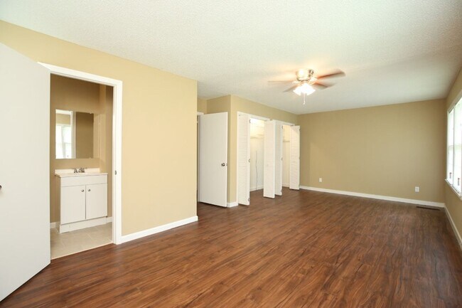 Building Photo - You’ll Love the Layout & Luxury Touches in...