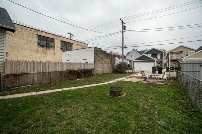 Building Photo - 3 Bedroom Single Family Home in West Allis