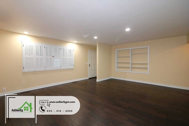 Building Photo - 875 Lakeview Dr