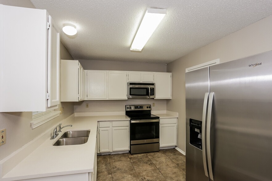 Building Photo - 8120 Camelot Rd