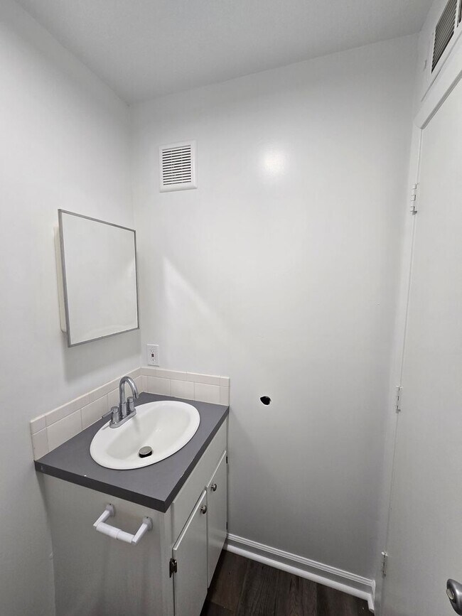 Building Photo - Newly Remodeled 2 Bed/1.5 Bath Apartment i...