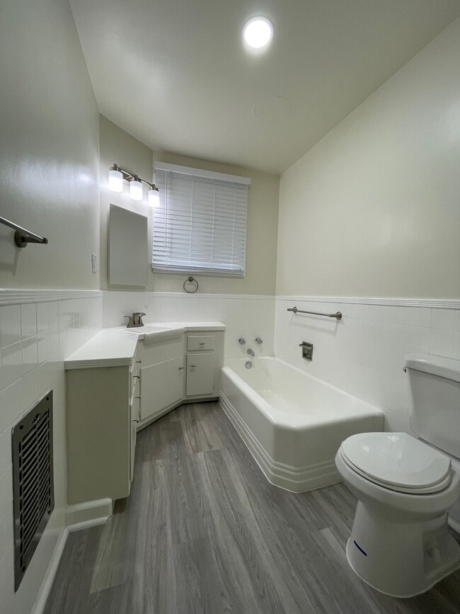 Building Photo - 3905 W 4th St