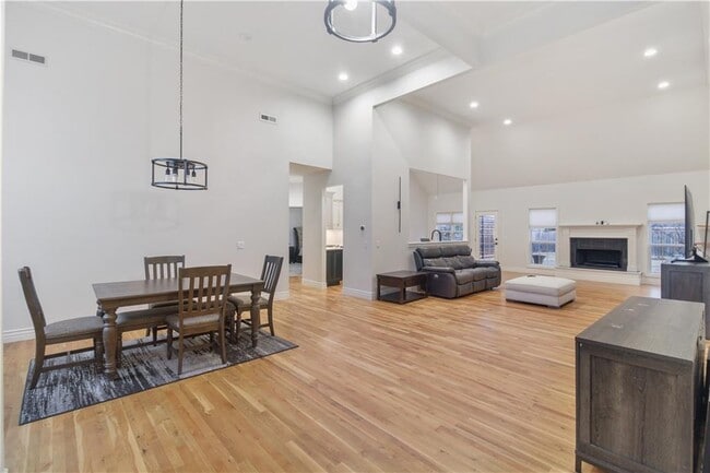 Building Photo - 4313 W Arlington Dr