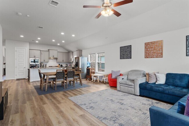 Building Photo - 5855 San Savino Dr
