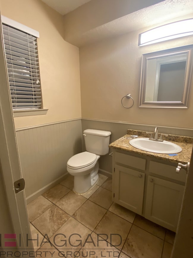 Building Photo - Move in Ready Duplex in Frisco!