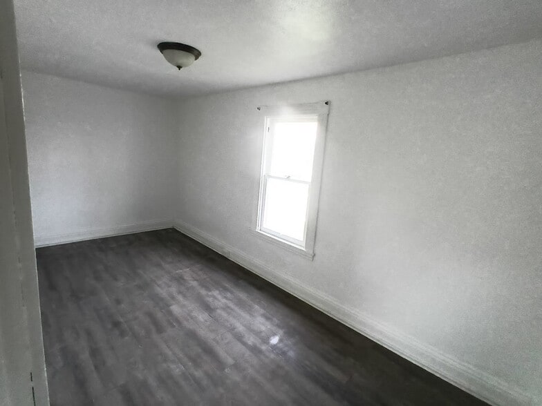 Bedroom - 1005 Hamilton Ave