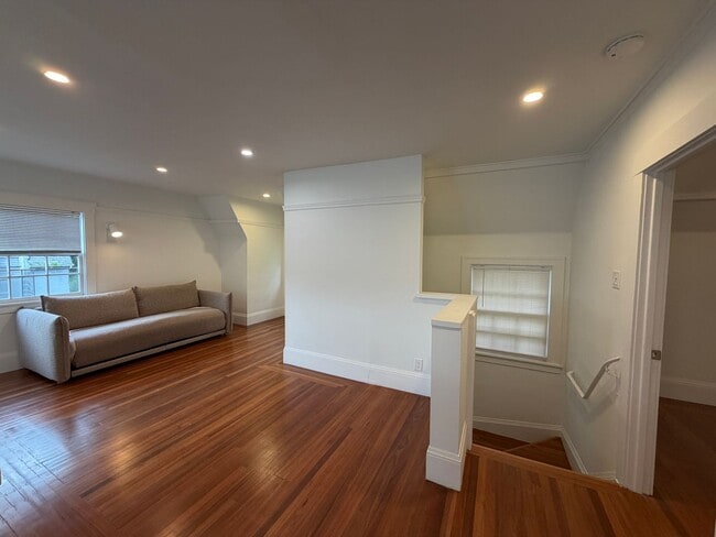 Building Photo - 879 E 28th St