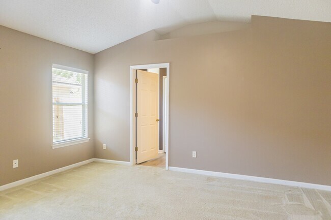 Building Photo - 2034 Belhaven Dr