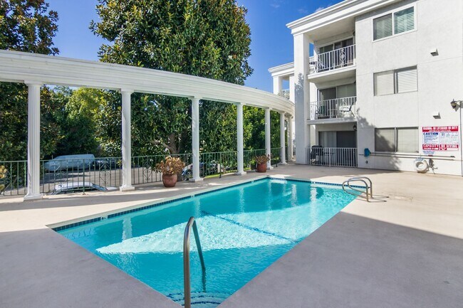 Building Photo - Spacious 2 BEDROOM/2 BATH Ample Closet Space Family Friendly