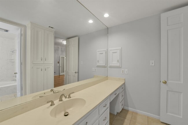 Building Photo - 2423 Nantucket Dr