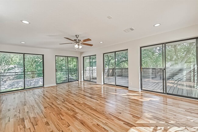 Building Photo - 1207 Thomas Dr