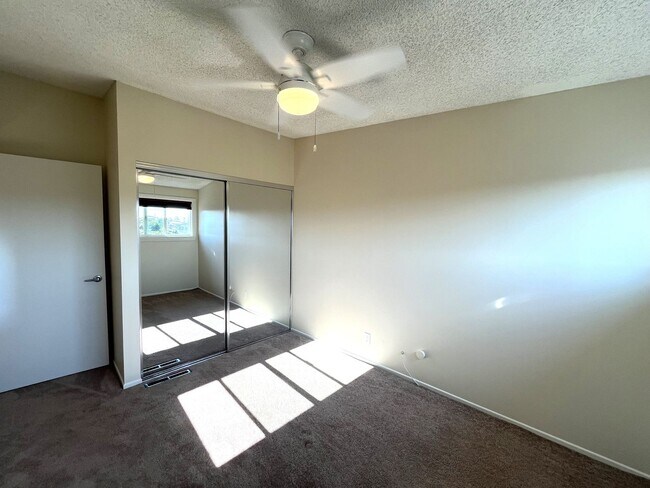 Building Photo - Lovely Home with 3 bedrooms, 2 bath plus o...
