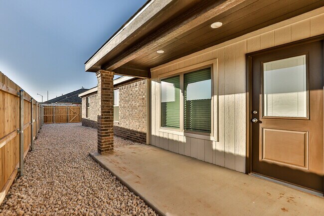Building Photo - Luxurious Like-New Townhome Located In Nor...