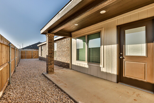 Building Photo - Luxurious Townhome Located In Lincoln 16!