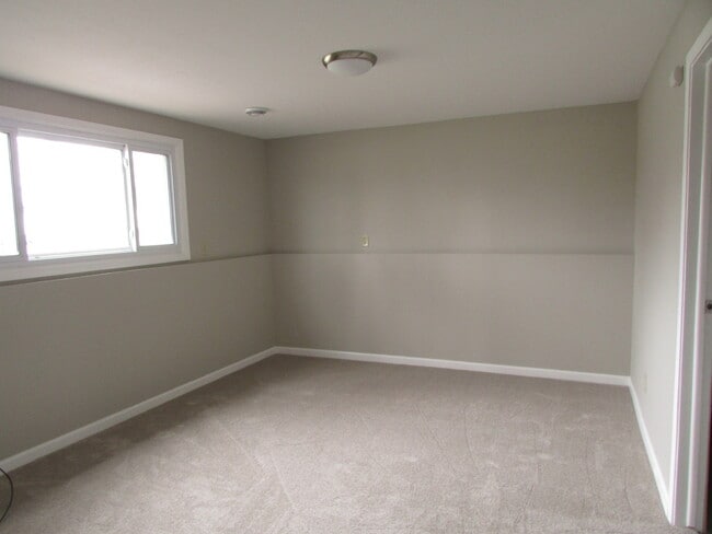 Building Photo - 3 BEDROOM | 2 BATH | GARAGE | SPACIOUS | SOUTH