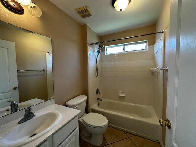 Building Photo - 1141 High Meadow Dr