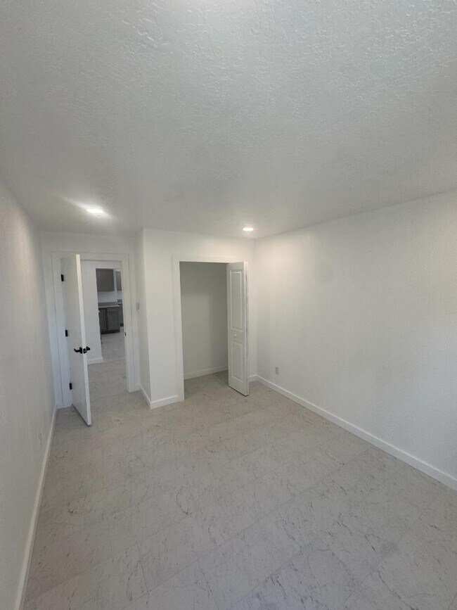 Building Photo - 11216 Baja Dr NE