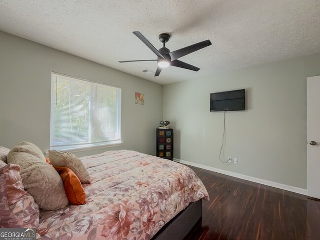 Building Photo - 580 Pineland Cir