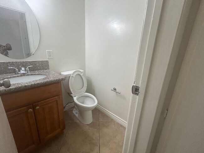 Building Photo - Spacious 2bed 1.5bath Apartment for Rent in Huntington Beach