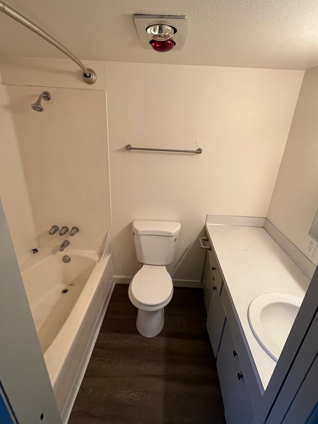 811 Bathroom - Cedar Pointe Apartments