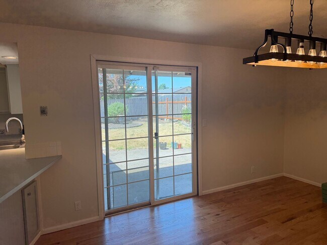 Building Photo - Updated 3-bedroom, 2-bathroom house in desirable Thurston neighborhood!