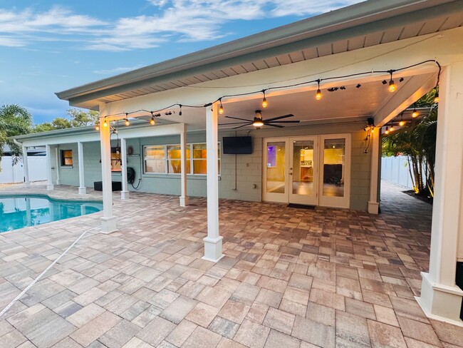 Building Photo - Elegant and Updated 3/2 Pool Home just min...