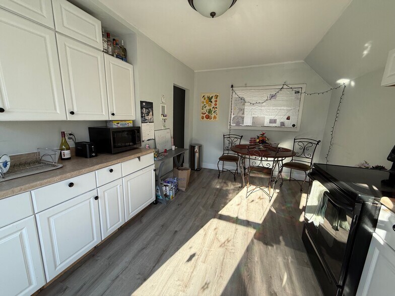 Building Photo - 146 Pleasant St