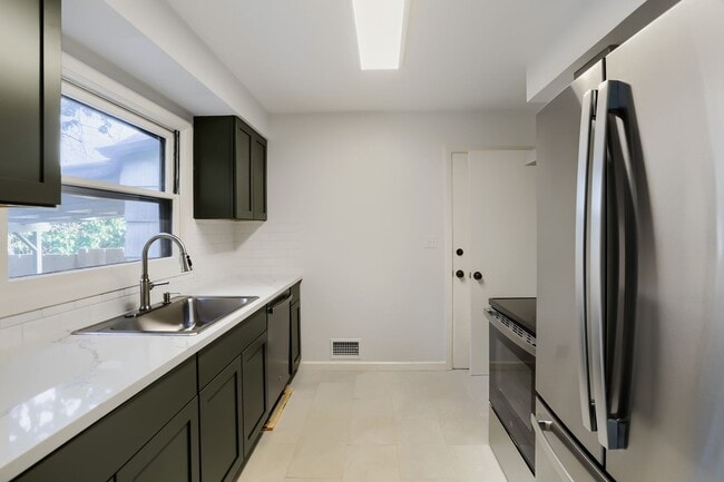 Building Photo - South Tabor — 2BR/1BA Home with Attached Garage