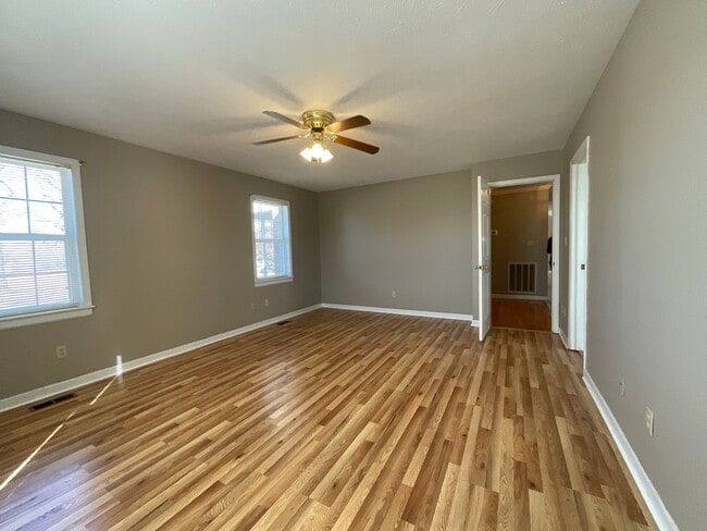 Building Photo - Greenback 37742 - 3 bedroom, 3.5 bath home with bonus room/possible 4th bedroom - Call Terri Kerr...