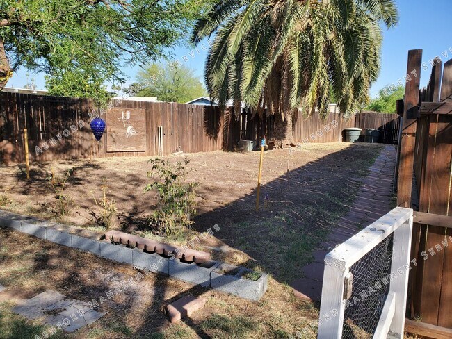 Building Photo - 3 BEDROOM HOME WITH HUGE BACKYARD/GARDEN AREA