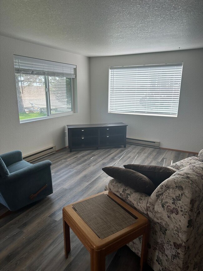 Building Photo - Quiet property in the county!