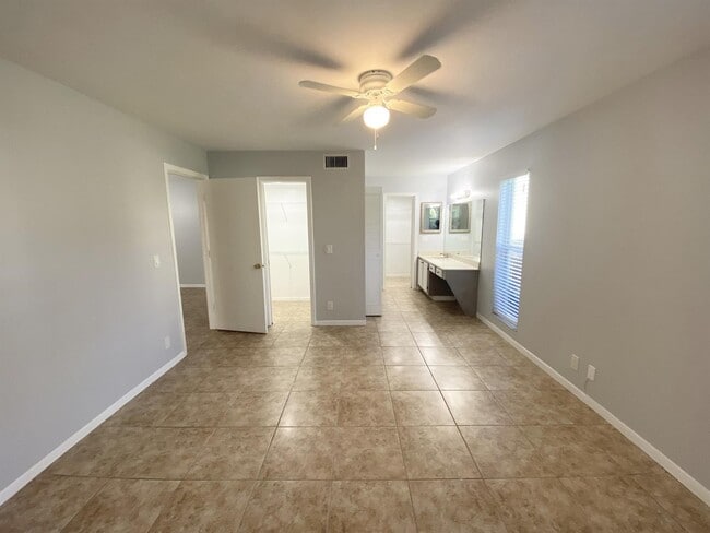 Building Photo - 1100 Boxwood Dr