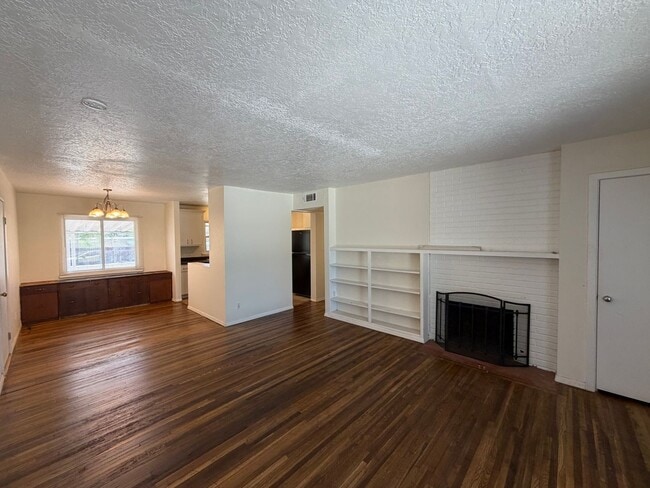Building Photo - Quaint 4 Bedroom 2 Bathroom Home In The NE!
