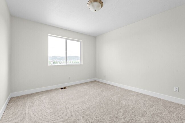 Building Photo - Golf Course Living with Incredible Views and Finished Basement
