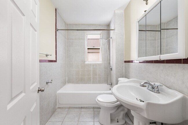 Building Photo - 427 Ferry St